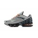 Hombre Nike Air Max Plus 3 Gris Naranja y Negro DM2560-001 Zapatillas De Deporte